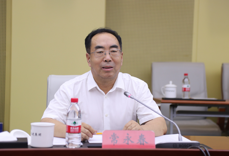 在参观集团展览中心,观看集团宣传片后,周泽光介绍了集团融媒体中心